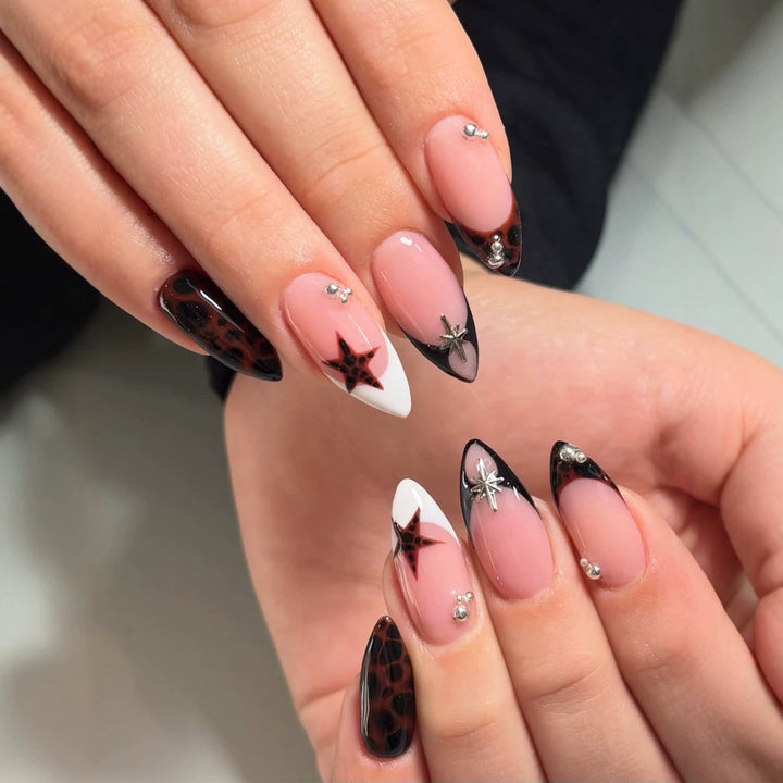 Künstlerischer mit Sternen verzierten Press-On Nagelset Karnz