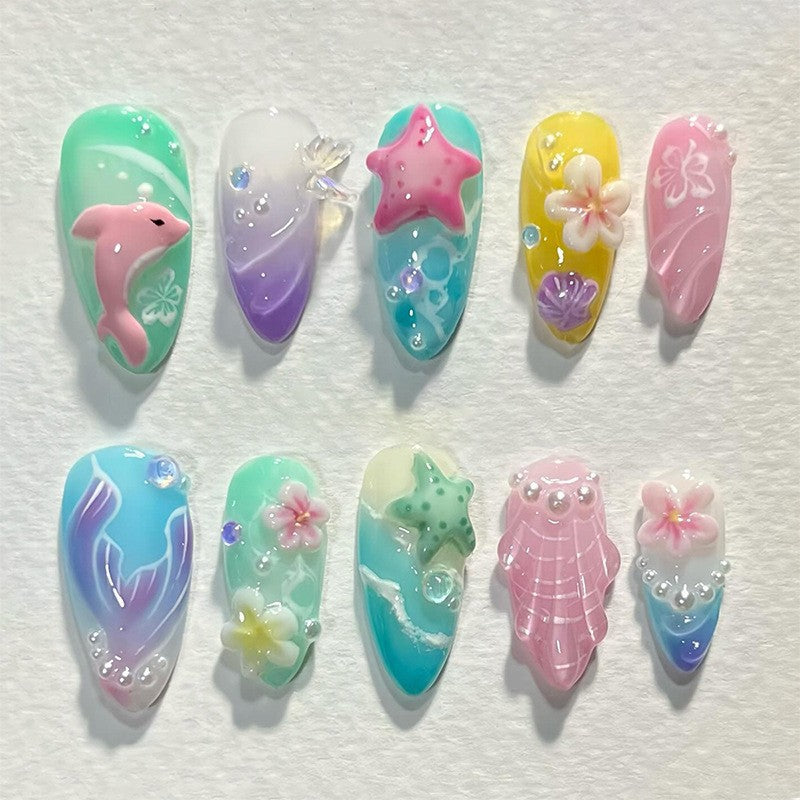 kreatives Kunstnagelset mit maritimen Motiven und funkelnden Akzenten Karnz