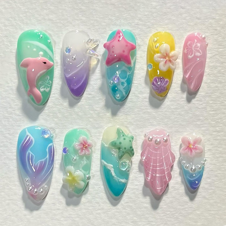 kreatives Kunstnagelset mit maritimen Motiven und funkelnden Akzenten Karnz