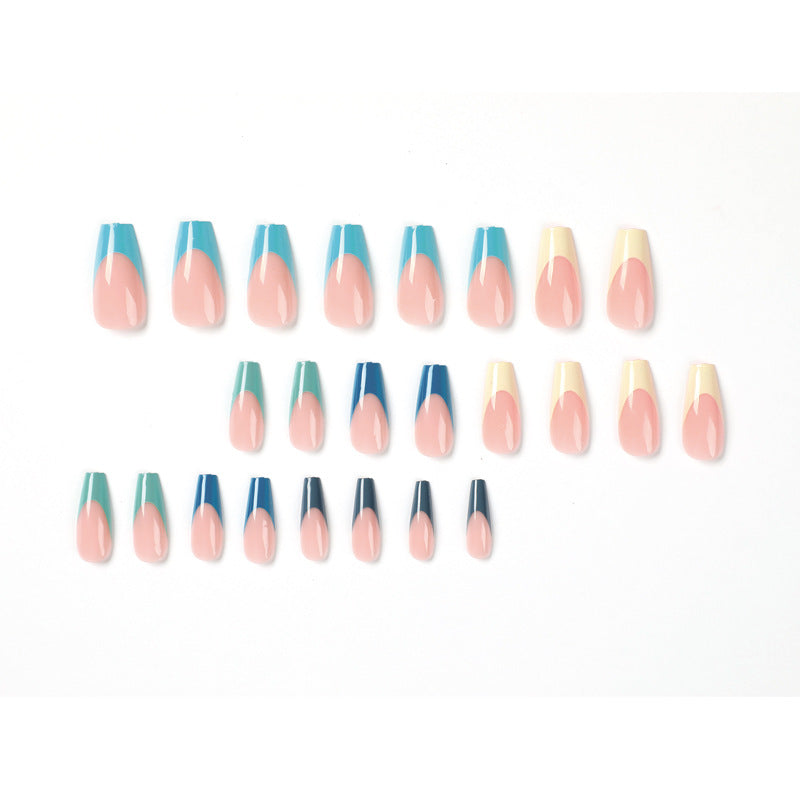 Kunstvolle Nagelverlängerungen mit präzisem Farbverlauf und eleganten Akzenten Karnz