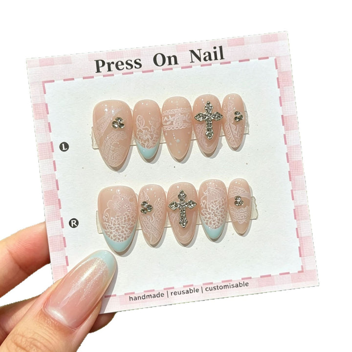 Dekorativer Press-On-Nagel-Set mit anpassbaren Designs