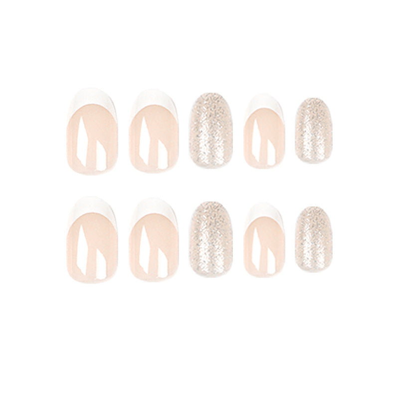 Kunstvolle Nagelverlängerungen mit elegantem French-Tip Karnz