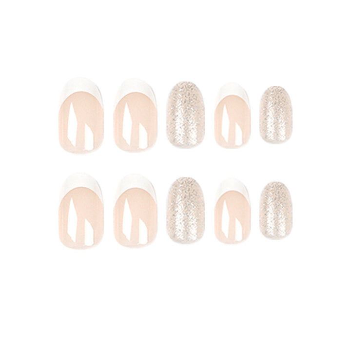 Kunstvolle Nagelverlängerungen mit elegantem French-Tip Karnz