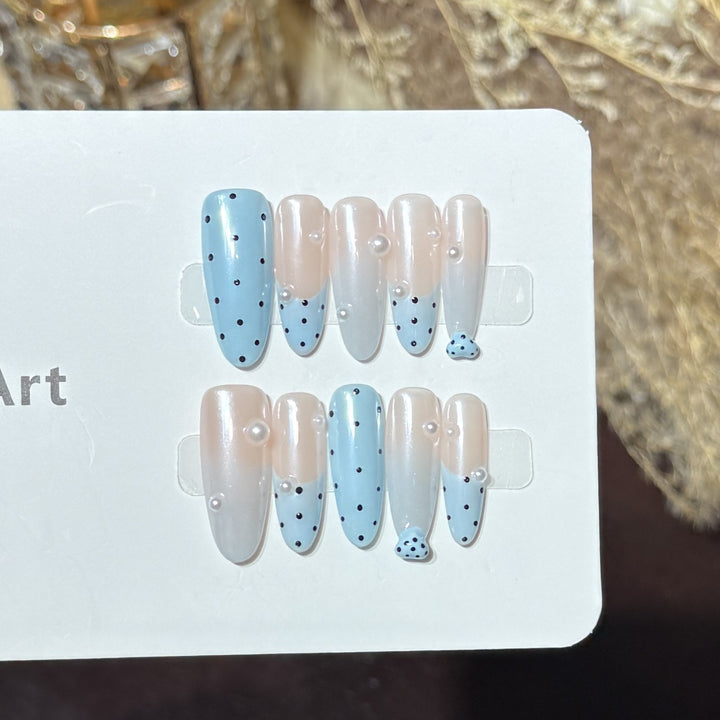 Dekorative Press-On Nagelset mit einzigartigem Punktdesign Karnz