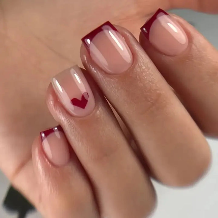 Elegantes herzverziertes Nagelkunstdesign Karnz