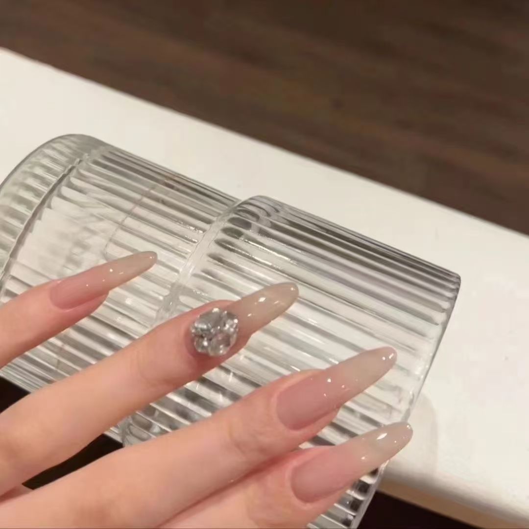 Elegante Kunstnägel mit Glitzer- und Kristallakzenten Karnz