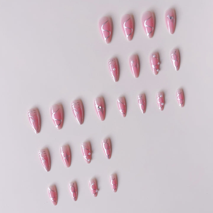 Kunstnagelset mit elegantem 3D-Design und glamourösen Akzenten Karnz