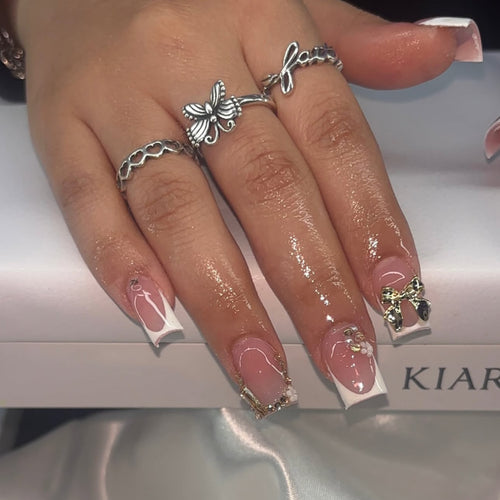Elegante Nagelverlängerungen mit französischer Spitze und dekorativen Akzenten Karnz