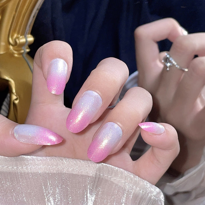 Kunstnägel mit Glitzer-Gradient und Ombre-Effekt Karnz