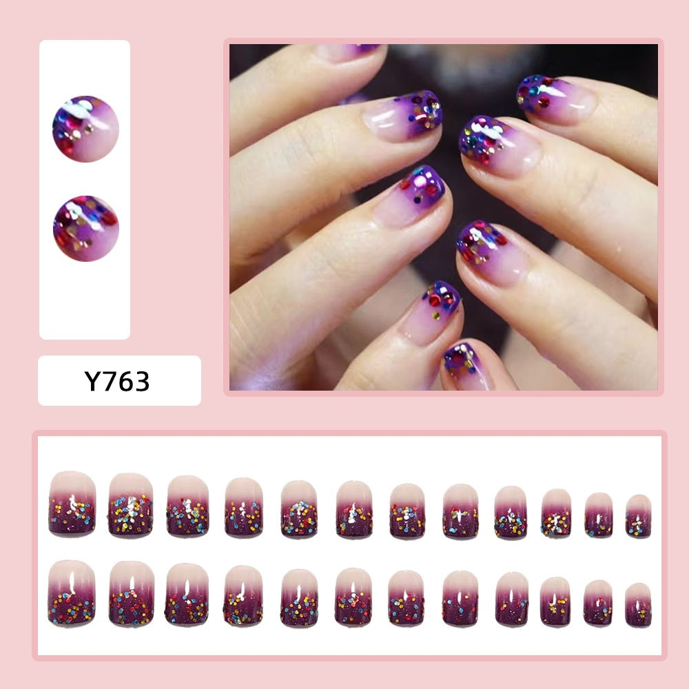 Kunstnägel mit Glitzer-Gradient und Buntem Akzent Karnz