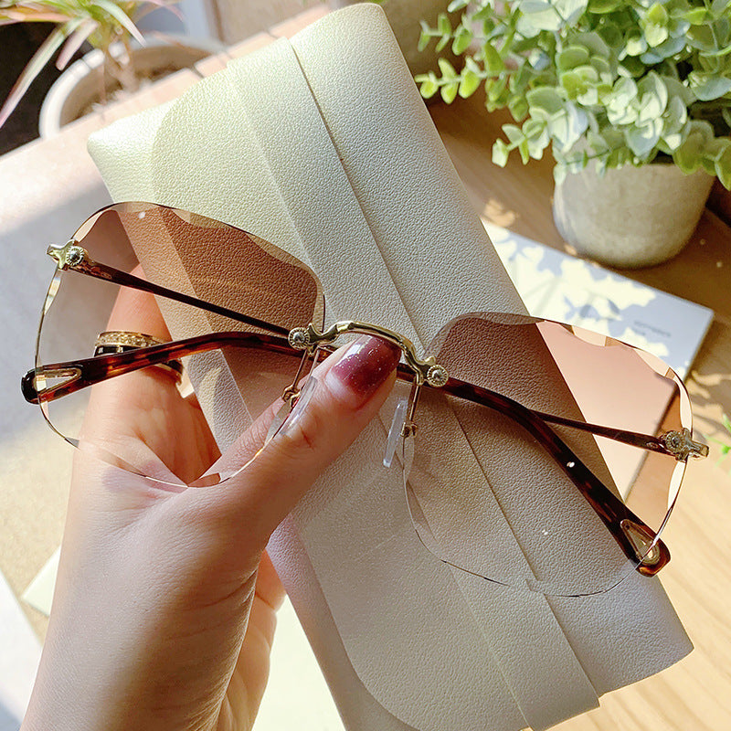 Damen modische Flügelsonnenbrille mit hochwertigem Metallrahmen Karnz