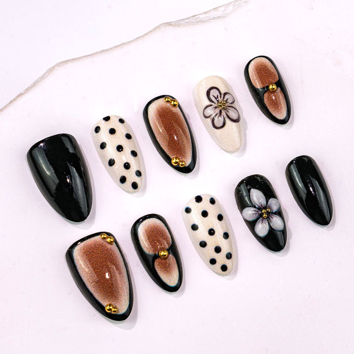 Künstlerisches Press-On Nagelkunstset mit floralen und Pünktchen-Designs Karnz