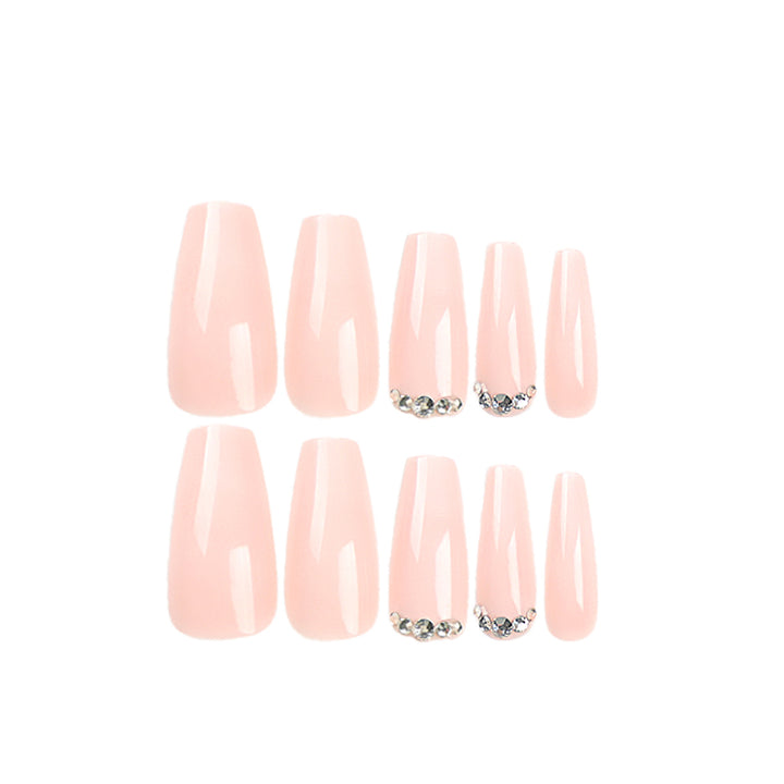 Kunstvolle Nagelverlängerungen mit elegantem Ombre-Design und Strass-Akzenten Karnz