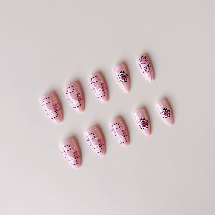 Kreatives Kunstnagelset mit verspieltem Design und bunten Akzenten Karnz