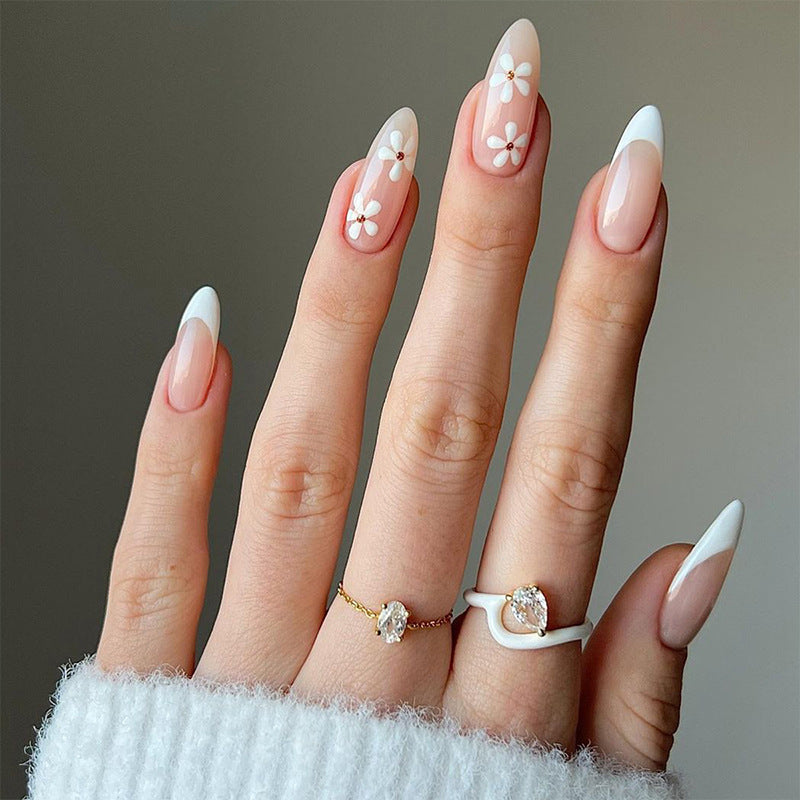 Kunstvolle Stiletto-Nägel mit floralen Akzenten Karnz