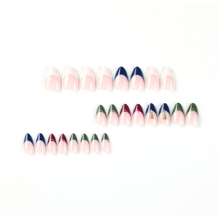 Kunstvolle Nagelspitzen mit Glamourösen Akzenten Karnz