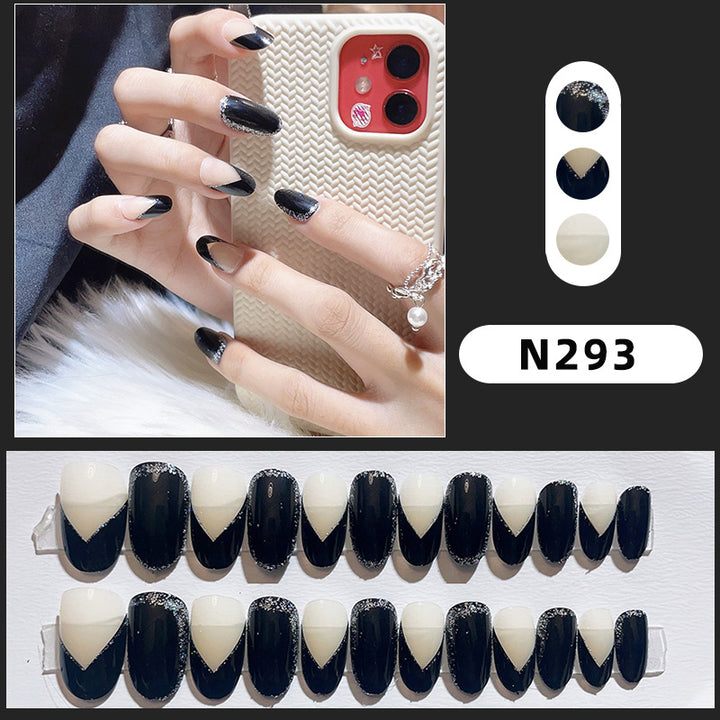 Künstlerisches Press-On-Nageldesign mit geometrischen Mustern