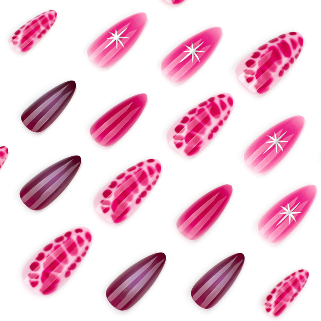 Kunstvolle Stiletto-Nägel mit eleganten Farbverlauf und filigranen Akzenten Karnz