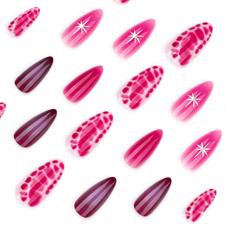 Kunstvolle Stiletto-Nägel mit eleganten Farbverlauf und filigranen Akzenten Karnz