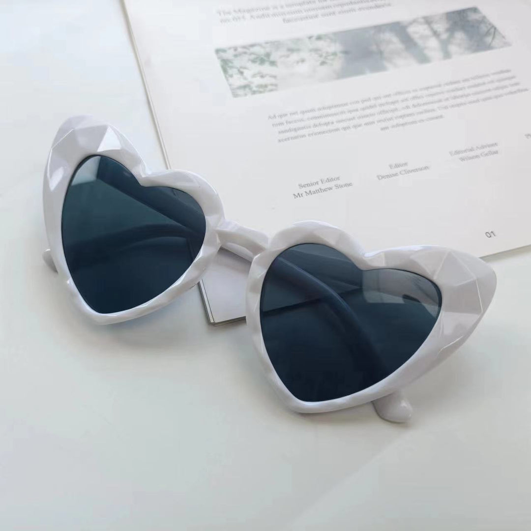 Damen Herzförmige Sonnenbrille mit transparenten Gläsern Karnz