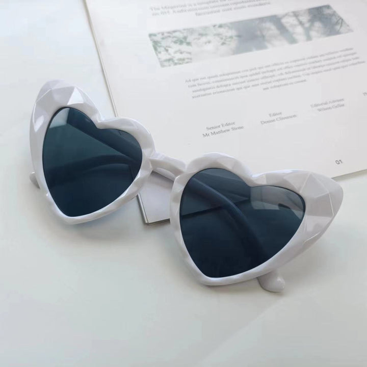 Damen Herzförmige Sonnenbrille mit transparenten Gläsern Karnz