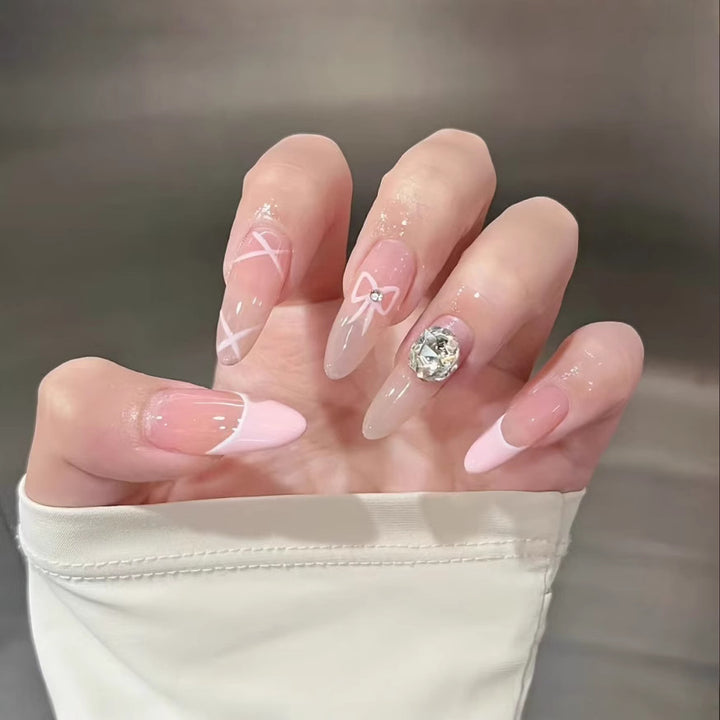 Künstlerisches Press-On-Nagel-Set mit floralen und Edelsteinakzenten Karnz
