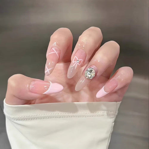 Künstlerisches Press-On-Nagel-Set mit floralen und Edelsteinakzenten Karnz