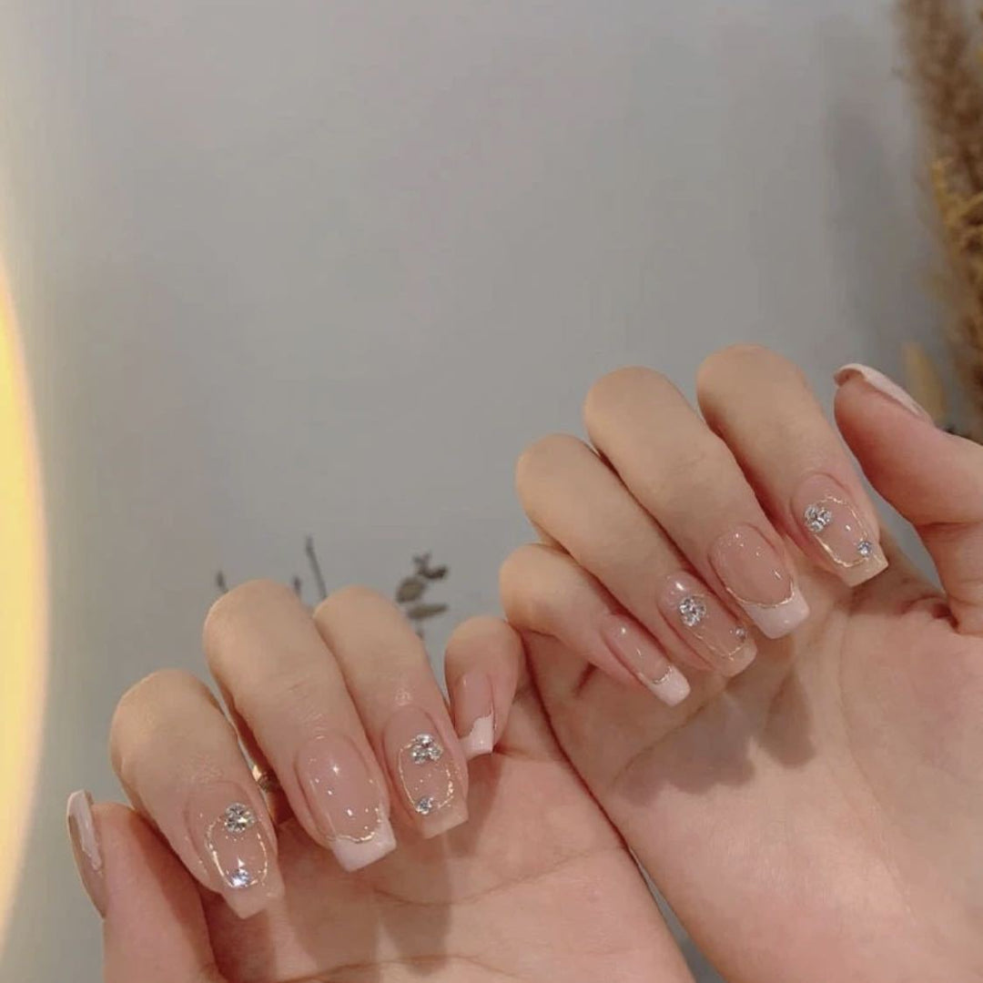 Elegante Designer Press-On Nagelkunst Karnz
