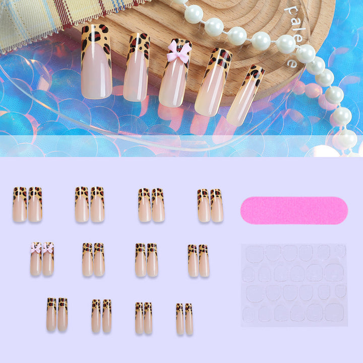 Dekorative Stiletto Press-On Nagelkunst mit Tiermotiv und Schleifenakzenten Karnz