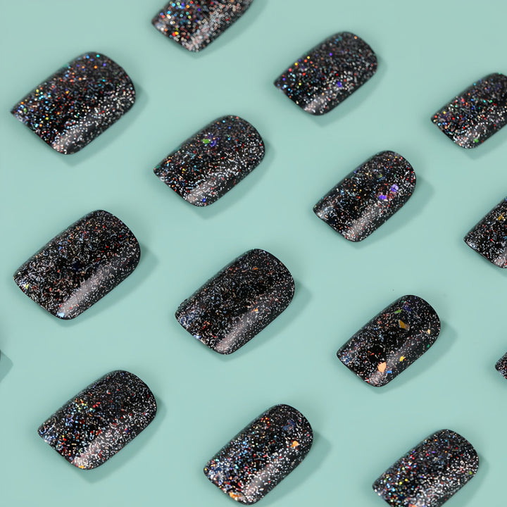 Glänzende Kunstnägel mit funkelndem Glitter Karnz