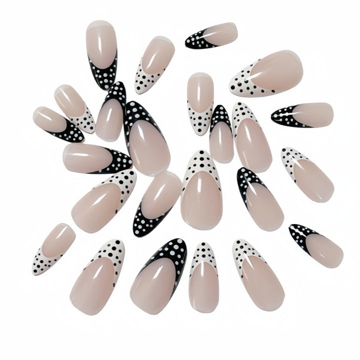 Stylishes gepunktetes Press-On-Nail-Design Karnz