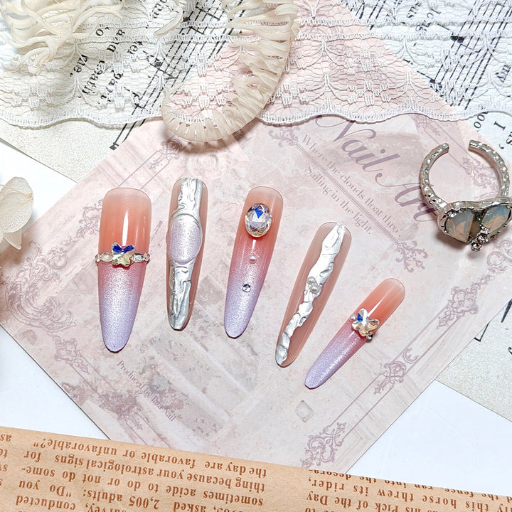 Elegante Nagelkunst mit Strassakzenten Karnz