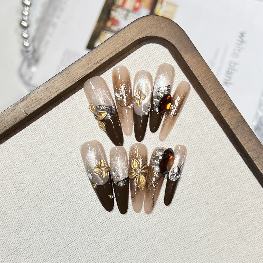 Elegantes Stiletto Press-On Nagelset mit glamourösen Verzierungen Karnz