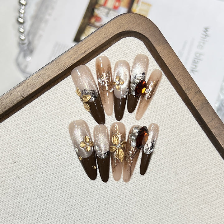 Elegantes Stiletto Press-On Nagelset mit glamourösen Verzierungen Karnz
