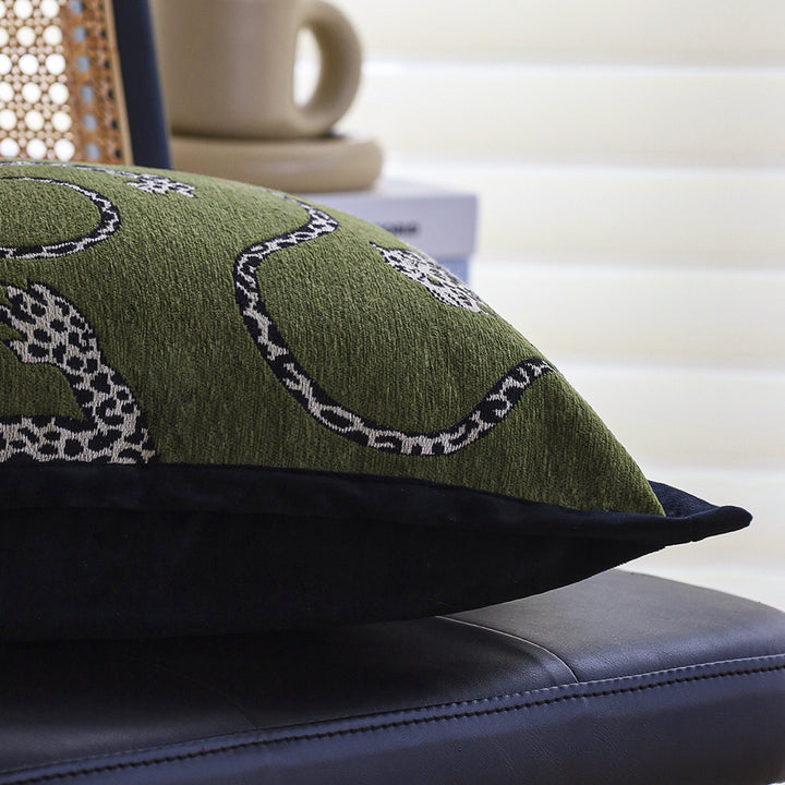 Quadratischer Zierkissenbezug mit gewebtem Leoparden‑Jacquard und Samtbesatz Karnz