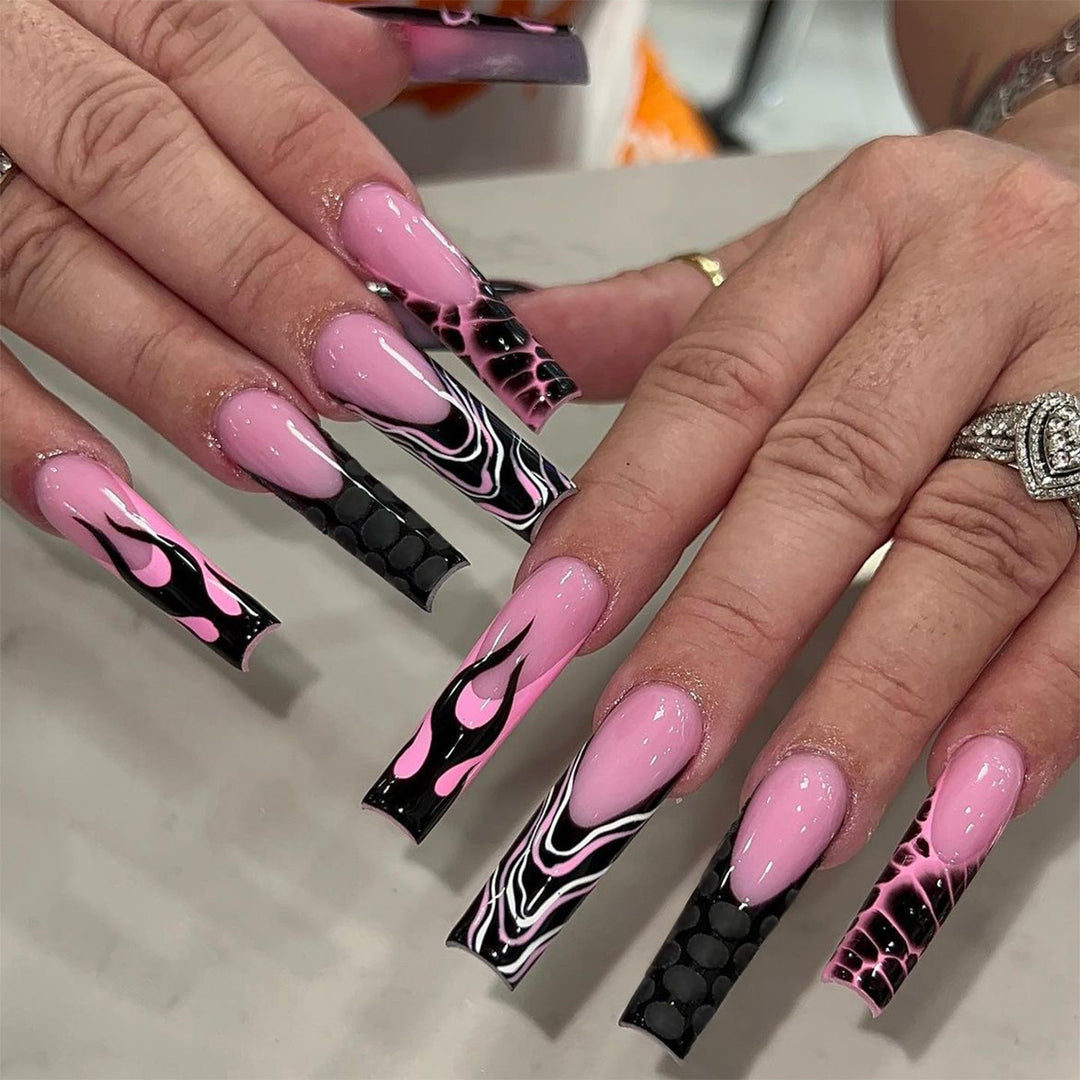 Künstlerisches Press-On Nagelset mit Flammenmuster Karnz