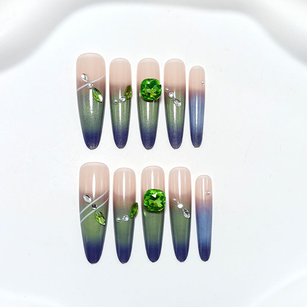 Kunstnägel mit Elegantem Ombre-Design und Funkelnden Akzenten Karnz