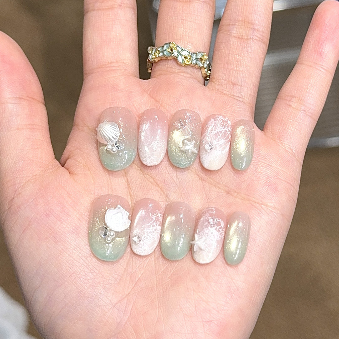 Künstliche Nagelspitzen mit Maritimem Design und Glitzereffekten Karnz