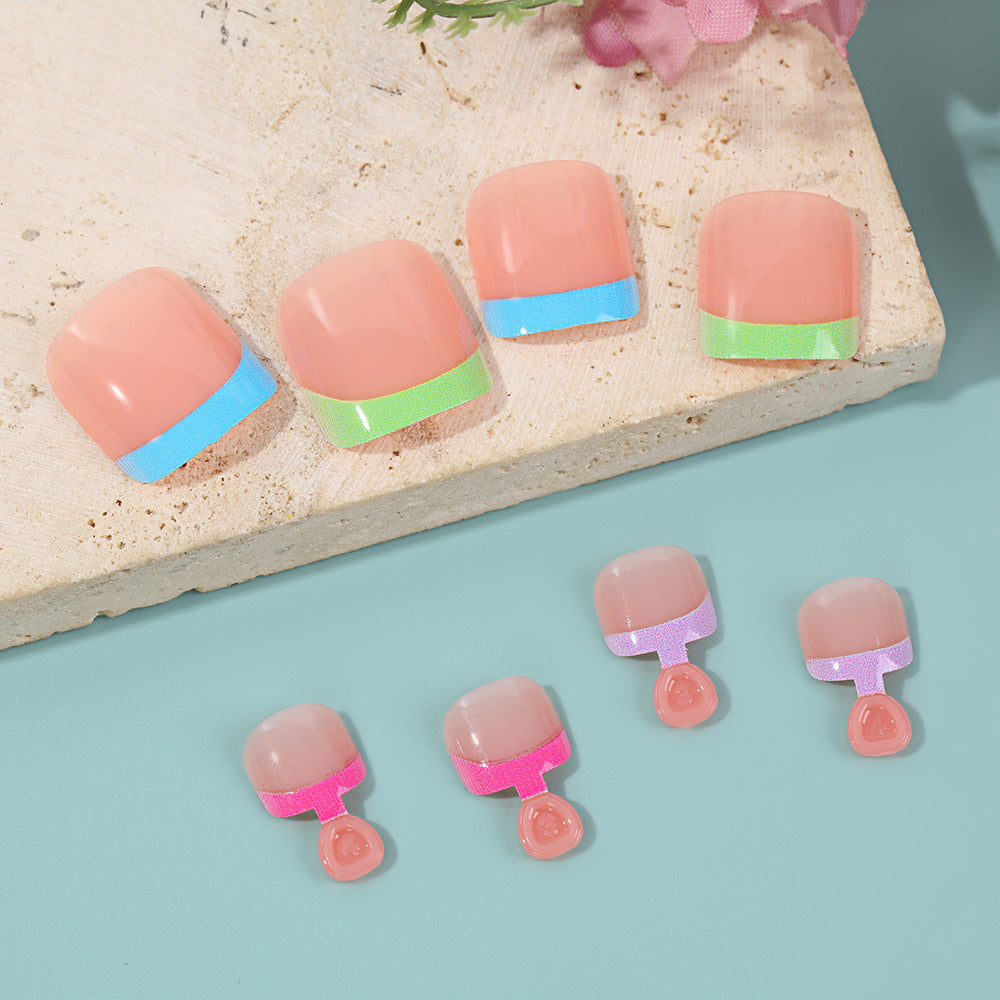 Kreatives Nagelset mit bunten Kunstnägeln Karnz