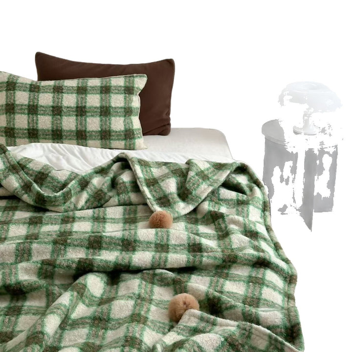 Kuscheldecke mit kariertem Muster und Bommelverzierung Karnz