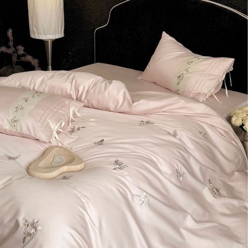 Luxuriöses Satin-Bettwäscheset mit bestickten Blütenapplikationen und Nackenrolle Karnz