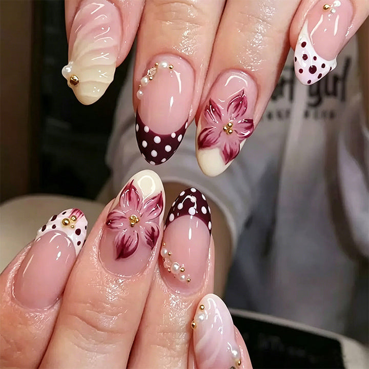 Elegantes Kunstnägel Set mit floralen Akzenten Karnz