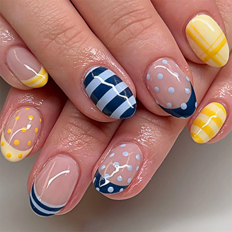 Dekoratives Press-On Nagelkunst-Set mit geometrischen Mustern
