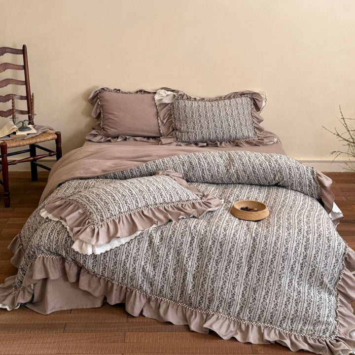 Bettwäsche-Set mit Vintage-Rüschen, Wendebezug und leichter Steppdecke