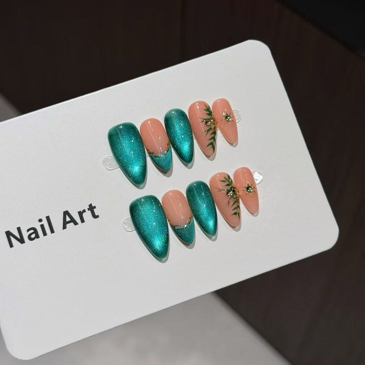Elegante mit Strass veredelte Press-On Nagelkunst