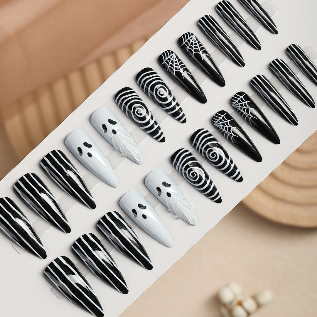 Kreatives Kunstnagelset mit gruseligen Motiven Karnz