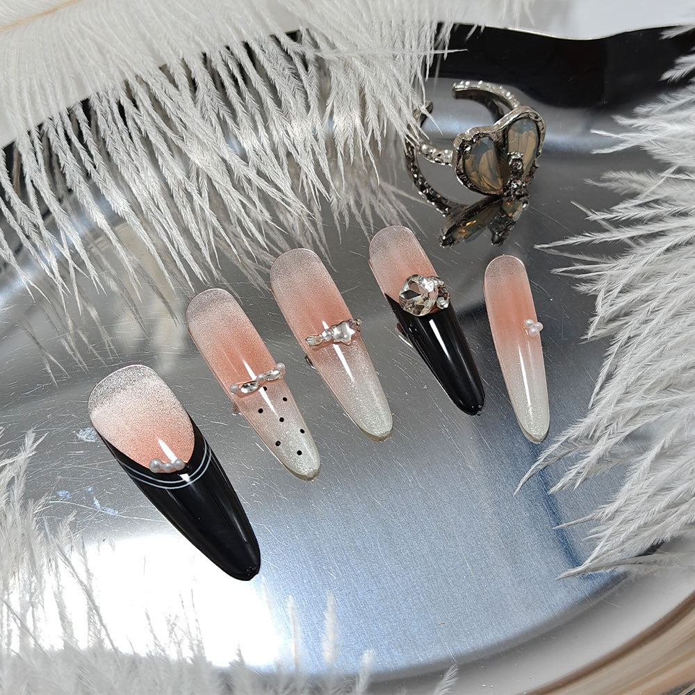 Elegante Stiletto Kunstnägel mit Funkelnden Strassdetails Karnz