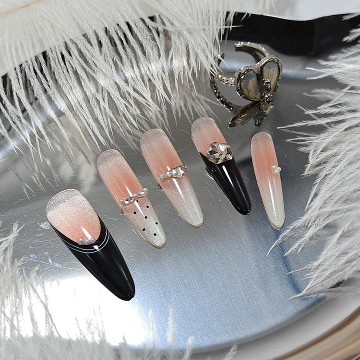 Elegante Stiletto Kunstnägel mit Funkelnden Strassdetails Karnz