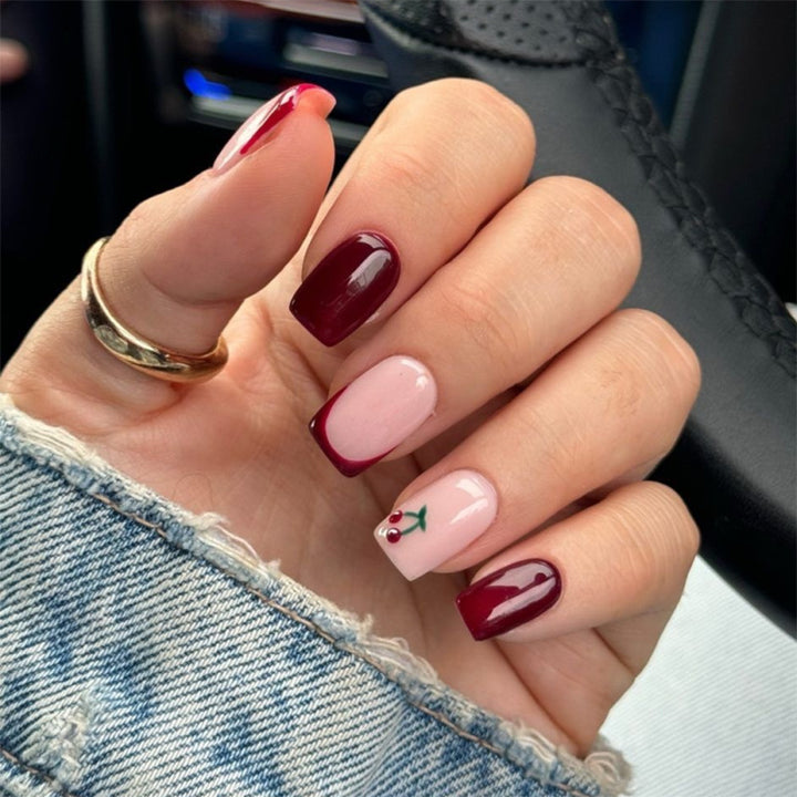 Kunstvolle Nagelverlängerungen mit elegantem Farbverlauf und filigranen Akzenten Karnz