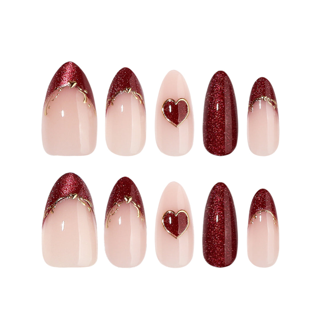 Kunstvolle Stiletto-Nägel mit Herzmotiven und Glitzerverzierung Karnz
